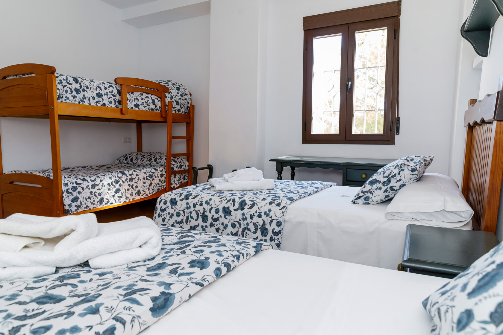 Habitación-cuádriple-Casa-Rural-La-Higuera-