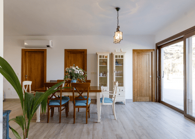 Complejo rural en la sierra de Málaga compuesto de 3 casas con piscinas independientes bien equipadas y rodeadas de naturaleza.