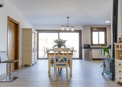 Complejo rural en la sierra de Málaga compuesto de 3 casas con piscinas independientes bien equipadas y rodeadas de naturaleza.