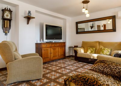 Complejo rural en la sierra de Málaga compuesto de 3 casas con piscinas independientes bien equipadas y rodeadas de naturaleza.