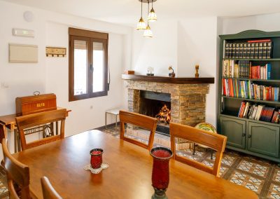 Complejo rural en la sierra de Málaga compuesto de 3 casas con piscinas independientes bien equipadas y rodeadas de naturaleza.